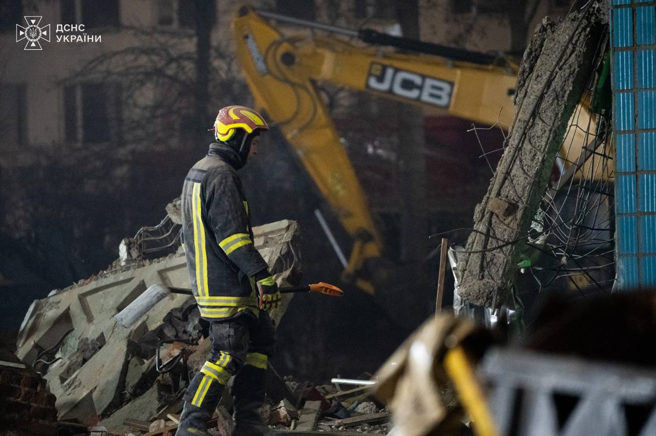 У Тернополі тривають пошуково-рятувальні роботи на місці російського удару